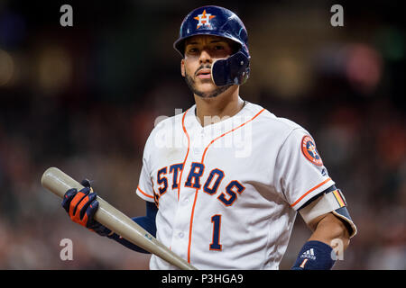 Houston, TX, Stati Uniti d'America. Il 18 giugno, 2018. Houston Astros shorstop Carlos Correa (1) durante un Major League Baseball gioco tra Houston Astros e il Tampa Bay Rays al Minute Maid Park a Houston, TX. Astros ha vinto il gioco da 5 a 4.Trask Smith/CSM/Alamy Live News Foto Stock