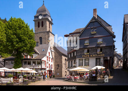 Germania, regione Eifel, la città di Monschau, Au chiesa Sankt Maria Empfaengnis e il cafe Kaulard presso la piazza del mercato nel centro storico. De Foto Stock