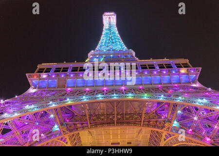 Macao Torre Eiffel dal di sotto la notte illuminata e copia Foto Stock