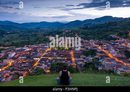 Morro El salvador viewpoint, con una persona che si affaccia sulla città di Jericó, Antioquia, Colombia durante il tramonto Foto Stock