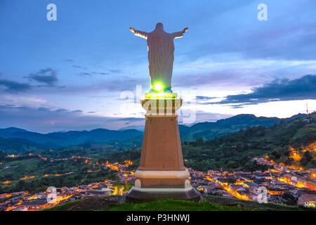 Christo el Redentor a Morro El Salvador in Jericó, Antioquia, Colombia al tramonto Foto Stock