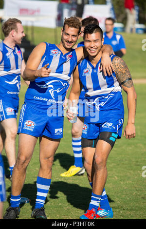 Austin, Texas/USA - Ottobre 19, 2014: Gli Stati Uniti Australian Football League Championship in Austin, Texas. Due giocatori canadesi sorriso. Foto Stock