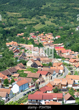 Vista aerea del villaggio Cisnadioara, Sibiu county, Transilvania, Romania Foto Stock