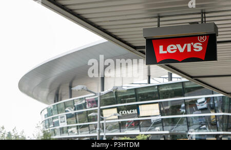 La Levis logo sul soffitto nella parte anteriore di un negozio in un'uscita a Wolfsburg, in Germania, 15 giugno 2018 Foto Stock