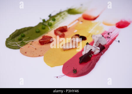 Diversi hummus bocce. Ceci hummus, avocado hummus e lenticchie hummus. Foto Stock