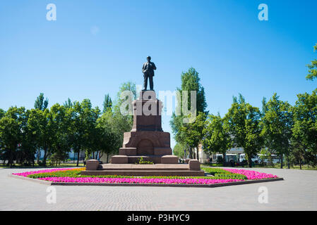 Monumento di granito a Vladimir Lenin sulla Piazza della Rivoluzione a Samara, Russia. Foto Stock