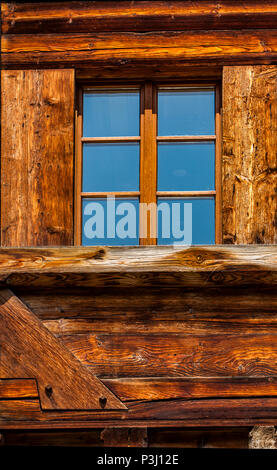 Primo piano particolare del tradizionale chalet Svizzero house Foto Stock