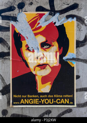 Berlino. Germania. Arti grafiche poster ritratto del Cancelliere tedesco Angela Merkel con lo slogan "Angie puoi". Foto Stock