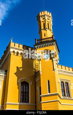 Esterno di Wrocław Główny - Wrocław la principale stazione ferroviaria - contro un cielo blu e nessun popolo Foto Stock