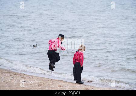 URK, Paesi Bassi - 19 Maggio 2018: Sconosciuto i ragazzi in costumi tradizionali sul Urkerdays. Urk è su dei più noti villaggi di pescatori nel paese wi Foto Stock