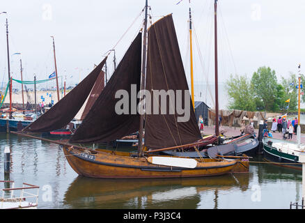 URK, Paesi Bassi - 19 Maggio 2018: le tradizionali imbarcazioni a vela di legno nel porto di Urk. Urk è su dei più noti villaggi di pescatori nel paese con th Foto Stock