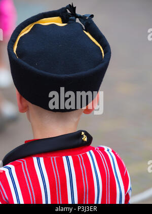 URK, Paesi Bassi - 19 Maggio 2018: il ragazzo sconosciuto indossando il tradizionale costume con hat sull'Urkerdays. Urk è su dei più noti villaggi di pescatori in th Foto Stock