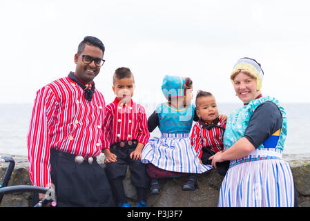 URK, Paesi Bassi - 19 Maggio 2018: famiglia sconosciuta in costumi tradizionali sul Urkerdays. Urk è su dei più noti villaggi di pescatori nel paese Foto Stock