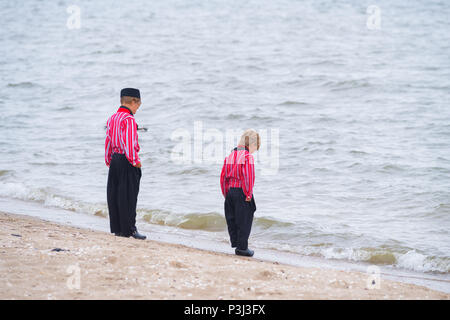 URK, Paesi Bassi - 19 Maggio 2018: Sconosciuto i ragazzi in costumi tradizionali sul Urkerdays. Urk è su dei più noti villaggi di pescatori nel paese wi Foto Stock