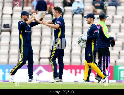 Hampshire bowler Chris Wood (centro) celebra tenendo vincente il paletto di Yorkshire del Ben Coad con Gareth Berg e Lewis McManus durante il Royal London un giorno Cup, semi finale al Ageas ciotola, Southampton. Foto Stock