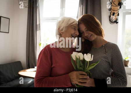 Nonna e nipote in piedi insieme vivere Foto Stock