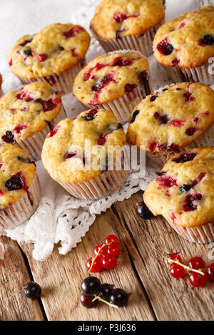 Muffin di bacche con nero e ribes rosso vicino sul piano verticale. Foto Stock