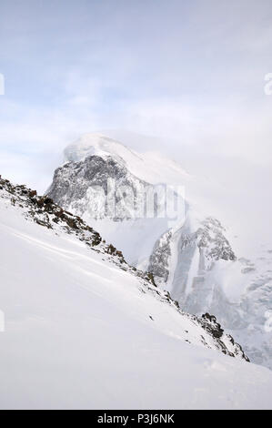 La vista maestosa del Monte Lyskamm nelle Alpi Pennine giacente sul confine tra la Svizzera e l'Italia. Foto Stock