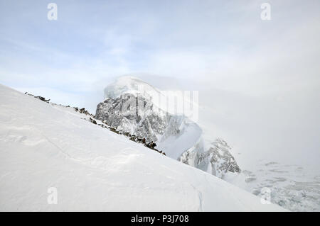 La vista maestosa del Monte Lyskamm nelle Alpi Pennine giacente sul confine tra la Svizzera e l'Italia. Foto Stock