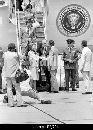 FORT Smith, AR, Stati Uniti d'America - 10 agosto 1975 -- Arkansas governatore David Pryor saluta il presidente e la Sig.ra Gerald Ford come essi arrivano a fare un giro di un rifugiato vietnamita centro aperto recentemente in adiacenza Fort Chaffee. Fort Chaffee è stato convertito in un centro per rifugiati per aiutare a gestire il flusso di profughi che si sono verificati dopo il Vietnam del Sud è sceso a nord alla fine della guerra del Vietnam. Foto Stock