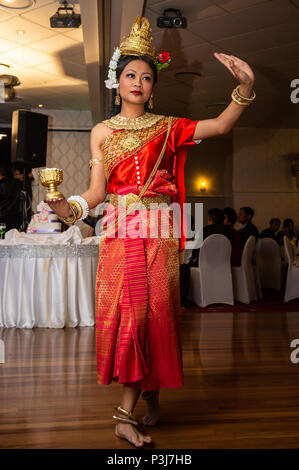 Ballo di nozze, Sydney, Australia xx aprile 2014 : Woman Dancing una tradizionale danza cambogiano chiamato Robam Chuon Por (desiderosi di danza) in tradizionale K Foto Stock