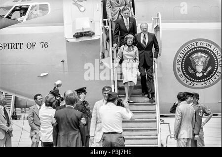 FORT Smith, AR, Stati Uniti d'America - 10 agosto 1975 -- Presidente e signora Gerald Ford scendono le scale dalla Air Force One man mano che arrivano a visitare il nuovo vietnamita centro di rifugiati nella vicina Fort Chaffee. Dopo il crollo del Vietnam del Sud alla fine della guerra del Vietnam, Fort Chaffee è stata convertita in una situazione di emergenza centro di rifugiati per aiutare a gestire l'alluvione del Vietnam del Sud la fuga probabile la morte o la detenzione a mani del Nord. Foto Stock