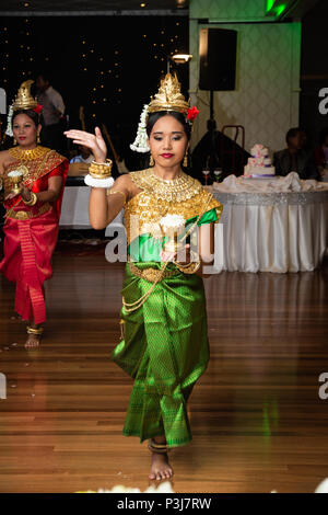 Ballo di nozze, Sydney, Australia xx aprile 2014 : Woman Dancing una tradizionale danza cambogiano chiamato Robam Chuon Por (desiderosi di danza) in tradizionale K Foto Stock