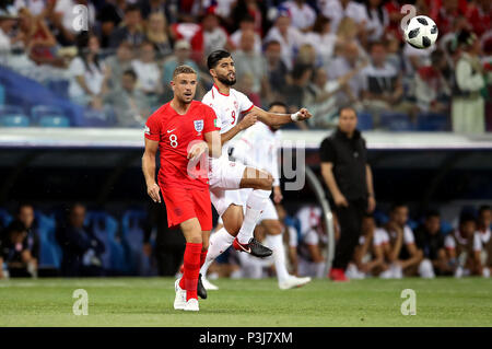 L'Inghilterra del Giordano Henderson (sinistra) e della Tunisia è Ferjani Sassi (destra) battaglia per la sfera durante la Coppa del Mondo FIFA Gruppo G corrisponde all'Arena di Volgograd, Volgograd. Foto Stock