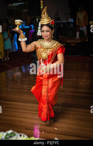 Ballo di nozze, Sydney, Australia xx aprile 2014 : Woman Dancing una tradizionale danza cambogiano chiamato Robam Chuon Por (desiderosi di danza) in tradizionale K Foto Stock