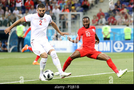 La Tunisia è Syam Ben Youssef (sinistra) e l'Inghilterra del Raheem Sterling battaglia per la sfera durante la Coppa del Mondo FIFA Gruppo G corrisponde all'Arena di Volgograd, Volgograd. Foto Stock