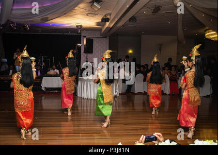 Ballo di nozze, Sydney, Australia xx aprile 2014 : donne che danzano una tradizionale danza cambogiano chiamato Robam Chuon Por (desiderosi di danza) in tradizionale K Foto Stock