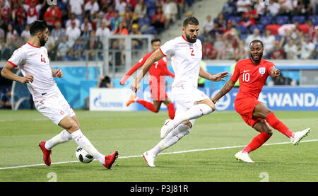 La Tunisia è Yassine Meriah (sinistra), Syam Ben Youssef e Inghilterra del Raheem Sterling (destra) in azione durante la Coppa del Mondo FIFA Gruppo G corrisponde all'Arena di Volgograd, Volgograd. Foto Stock