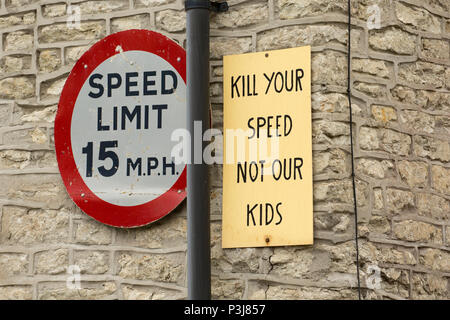 Un segno che richiede i piloti a rallentare a 15mph limite di velocità nella piccola cittadina di mera nel Wiltshire, Inghilterra UK GB. Foto Stock