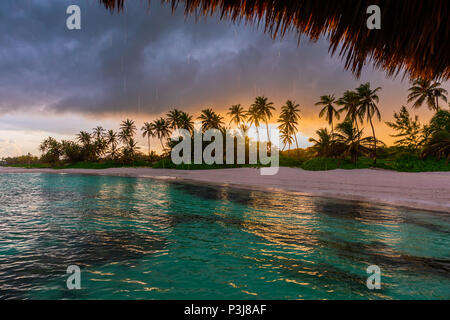 Splendida vista verso la spiaggia tropicale dal legno villa acqua, Punta Cana Foto Stock