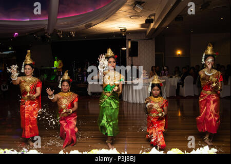 Ballo di nozze, Sydney, Australia xx aprile 2014 : donne che danzano una tradizionale danza cambogiano chiamato Robam Chuon Por (desiderosi di danza) in tradizionale K Foto Stock