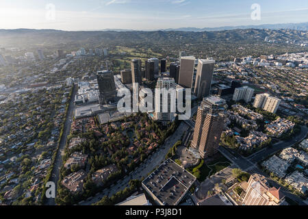 Vista aerea del secolo le torri della città con la Santa Monica Montagne in background in scenic di Los Angeles in California. Foto Stock