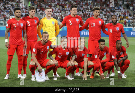 Inghilterra (l-r, dalla parte anteriore a quella posteriore) Kyle Walker, Giovanni pietre, portiere Giordania Pickford, Harry Maguire, Dele Alli, Raheem Sterling, Harry Kane, Kieran Trippier, Giordania Henderson, Jesse Lingard e Ashley Young prima di kick-off alla Coppa del Mondo FIFA Gruppo G corrisponde all'Arena di Volgograd, Volgograd. Foto Stock