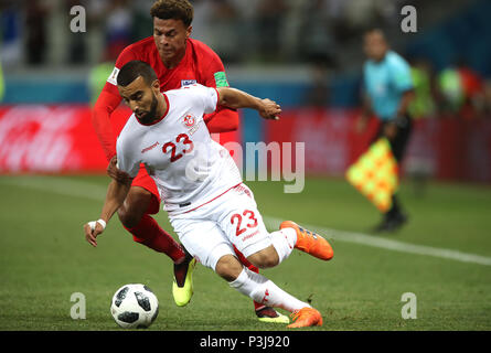 L'Inghilterra del dele Alli (sinistra) e della Tunisia è Naim Sliti (destra) battaglia per la sfera durante la Coppa del Mondo FIFA Gruppo G corrisponde all'Arena di Volgograd, Volgograd. Foto Stock