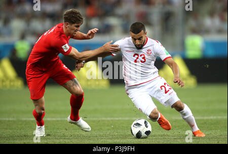 John Stones in Inghilterra (a sinistra) e Naim Sliti in Tunisia (a destra) combattono per la palla durante la partita della Coppa del mondo FIFA Group G alla Volgograd Arena di Volgograd. PREMERE ASSOCIAZIONE foto. Data immagine: Lunedì 17 giugno 2018. Guarda la storia della Pennsylvania WORLDCUP England. Il credito fotografico dovrebbe essere: Adam Davy/PA Wire. Foto Stock