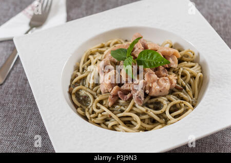 Il basilico aglio Pasta di pollo Foto Stock