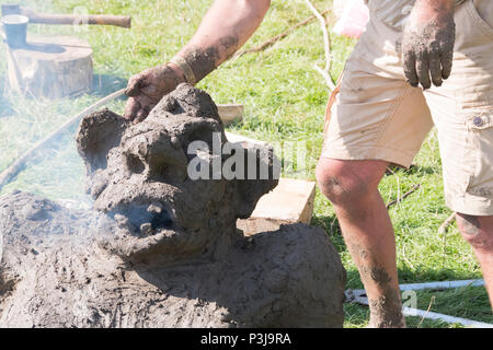 Chepstow, Galles - agosto 14: Il fumo proviene dalla bocca di un troll terra essiccazione a forno attraverso il primo cuocere su 14 Ago 2016 al Green Gathering Festival Foto Stock