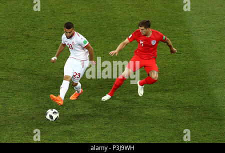 La Tunisia è Naim Sliti (sinistra) e l'Inghilterra del John pietre battaglia per la sfera durante la Coppa del Mondo FIFA Gruppo G corrisponde all'Arena di Volgograd, Volgograd. Foto Stock