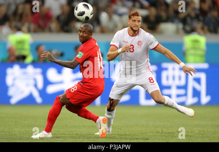 L'Inghilterra del Ashley giovani (sinistra) e della Tunisia è Fakhreddine Ben Youssef battaglia per la sfera durante la Coppa del Mondo FIFA Gruppo G corrisponde all'Arena di Volgograd, Volgograd. Foto Stock