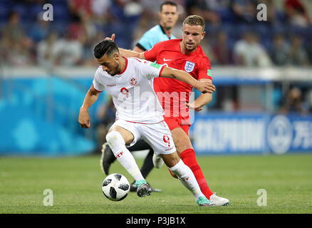 L'Inghilterra del Giordano Henderson (destra) e della Tunisia è Anice Badri (sinistra) battaglia per la sfera durante la Coppa del Mondo FIFA Gruppo G corrisponde all'Arena di Volgograd, Volgograd. Foto Stock