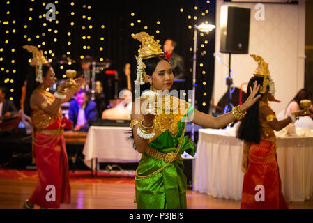 Ballo di nozze, Sydney, Australia xx aprile 2014 : Woman Dancing una tradizionale danza cambogiano chiamato Robam Chuon Por (desiderosi di danza) in tradizionale K Foto Stock