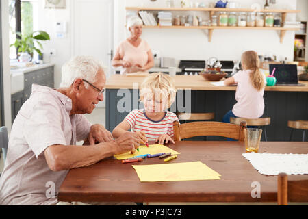 Nonni e nipotini nella cucina della famiglia, close up Foto Stock