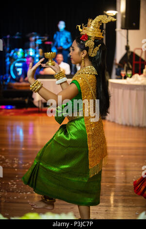 Ballo di nozze, Sydney, Australia xx aprile 2014 : Woman Dancing una tradizionale danza cambogiano chiamato Robam Chuon Por (desiderosi di danza) in tradizionale K Foto Stock