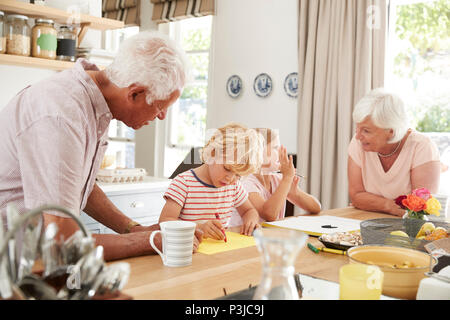 Nonni e nipotini parlando in cucina, close up Foto Stock