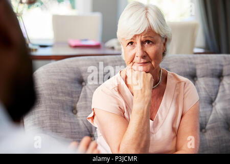 Premuto senior donna avente la terapia con lo psicologo Foto Stock