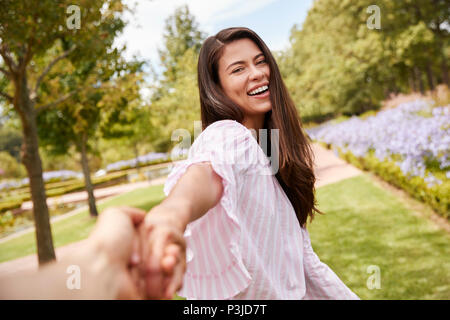 Punto di vista colpo di coppia romantica passeggiate nel parco insieme Foto Stock
